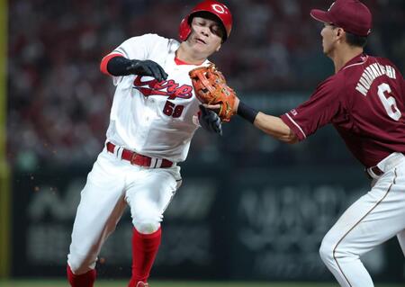 　８回、小園の遊ゴロで二走大盛が二、三塁間で挟殺される（撮影・坂部計介）