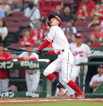 　２回、矢野は三邪飛に倒れる（撮影・坂部計介）