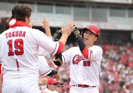 　１回、大盛は右越えに本塁打を放ち、ベンチで床田らナインに迎えられる（撮影・坂部計介）