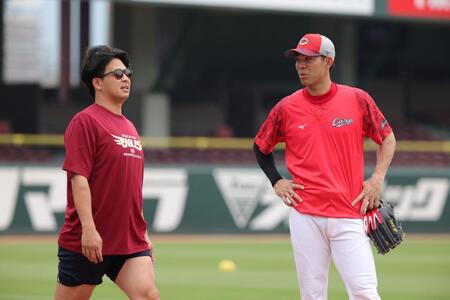 　試合前、笑顔で話す浅村（左）と秋山（撮影・坂部計介）