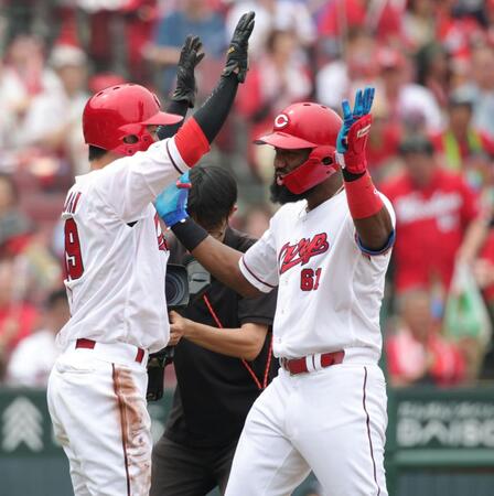 　２回、２ランを放ったファビアンは大盛とタッチをかわす（撮影・坂部計介）