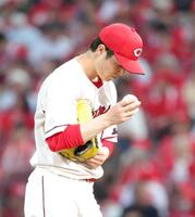 　４回、楽天に先制を許し、マウンドでガックリの森下（撮影・坂部計介）