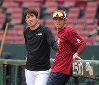 　試合前、笑顔で話す小園（左）と辰己（撮影・坂部計介）