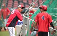 　矢野（右）にアドバイスを送る新井監督（撮影・坂部計介）