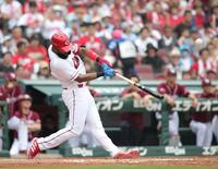 　４回、ファビアンは左越えにこの試合２本目となる本塁打を放つ（撮影・坂部計介）