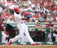 　２回、ファビアンは左越えに２ランを放つ（撮影・坂部計介）