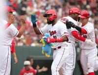 　４回、ファビアンは左越えにこの試合２本目となる本塁打を放ち、ベンチでナインに迎えられる（撮影・坂部計介）