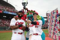 　ヒーローインタビューの後、自撮りをするファビアン（左）と大盛（撮影・坂部計介）