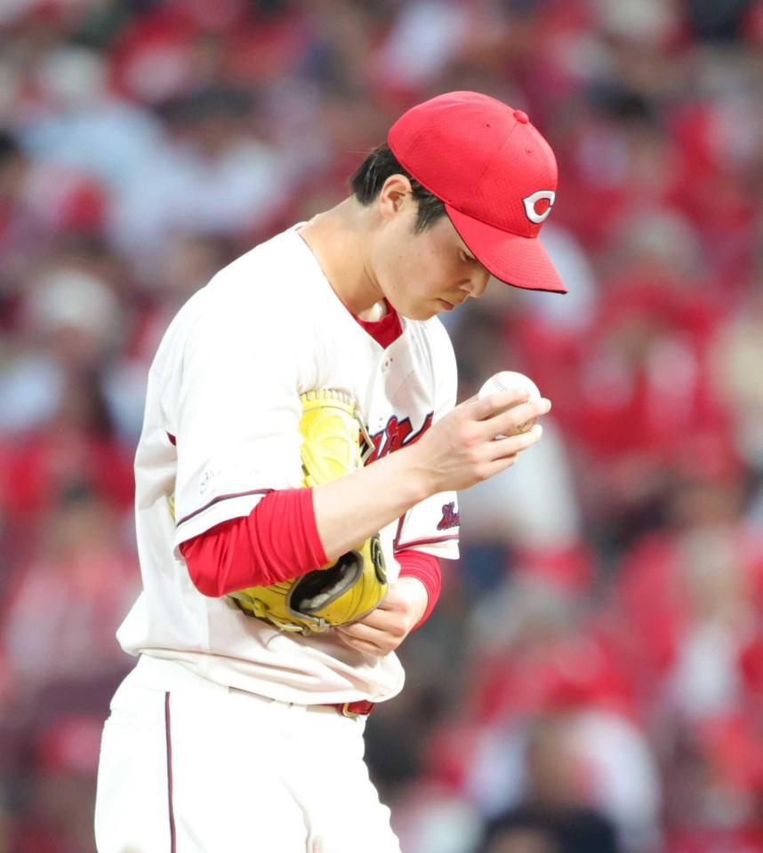 　４回、楽天に先制を許し、マウンドでガックリの森下（撮影・坂部計介）