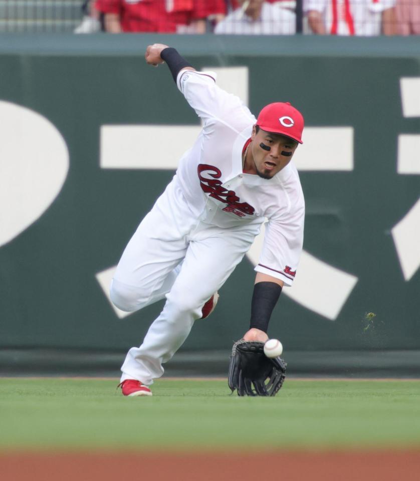 　１回、小深田の打球を好捕する末包（撮影・坂部計介）