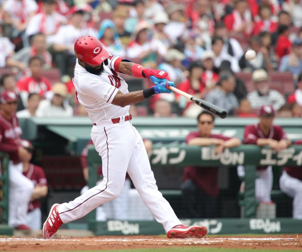 　２回、ファビアンは左越えに２ランを放つ（撮影・坂部計介）