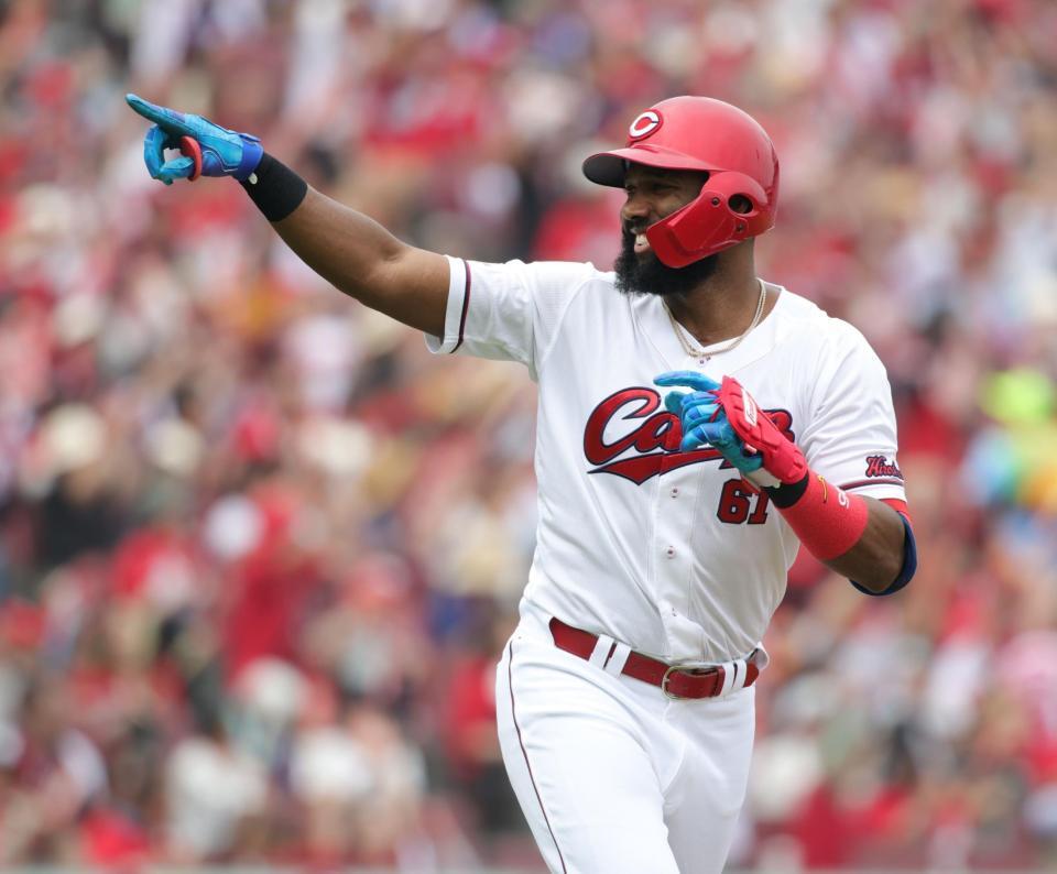 　２回、ファビアンは左越えに２ランを放ち、ベンチにアピールする（撮影・坂部計介）