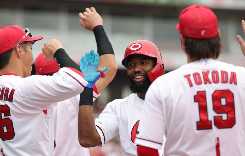 　４回、ファビアンは左越えにこの試合２本目となる本塁打を放ち、ベンチでナインに迎えられる（撮影・坂部計介）