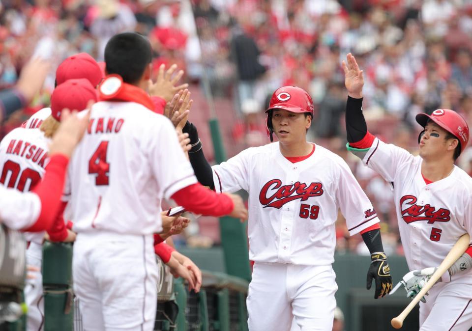 　１回、大盛は右越えに本塁打を放ち、ベンチで小園（右）らナインに迎えられる（撮影・坂部計介）