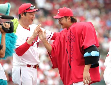 　笑顔の新井監督（左）に迎えられる床田（撮影・坂部計介）