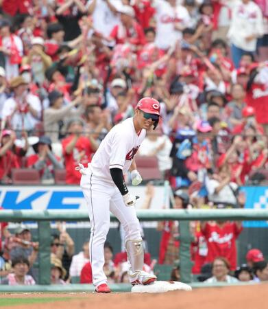 　４回、代打・中村奨は走者一掃となる二塁打を放ち、送球間に三塁へ。塁上でガッツポーズを見せる（撮影・坂部計介）