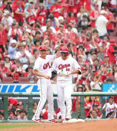 　４回、代打・中村奨は走者一掃となる二塁打を放ち、送球間に三塁へ。塁上で赤松コーチ（左）と大喜び（撮影・坂部計介）