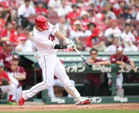 　４回、代打・中村奨は走者一掃となる二塁打を放つ（撮影・坂部計介）