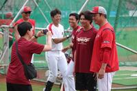 　試合前、中島（左）と写真に納まる新井監督（撮影・坂部計介）