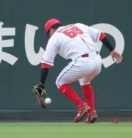 　２回、黒川の打球の処理にもたつく中堅・大盛（撮影・坂部計介）