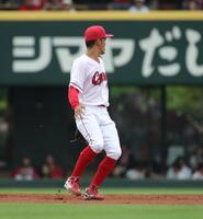 　２回、ゴンザレスの打球を後逸する矢野（撮影・坂部計介）