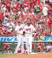 　４回、代打・中村奨は走者一掃となる二塁打を放ち、送球間に三塁へ。塁上で赤松コーチ（左）と大喜び（撮影・坂部計介）