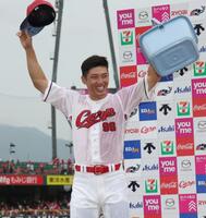 　びしょ濡れでファンの声援に応える中村奨（撮影・坂部計介）