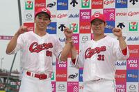 　びしょ濡れでポーズをとる坂倉（右）と中村奨（撮影・坂部計介）