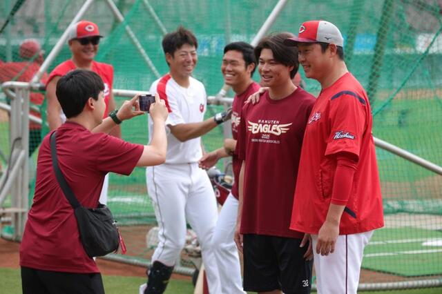 新井監督が楽天・中島と笑顔の再会