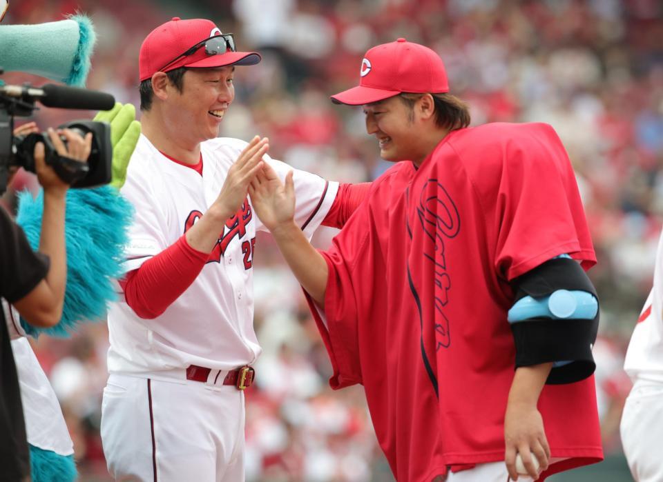 　７勝目を挙げた床田（右）を迎える新井監督（撮影・坂部計介）