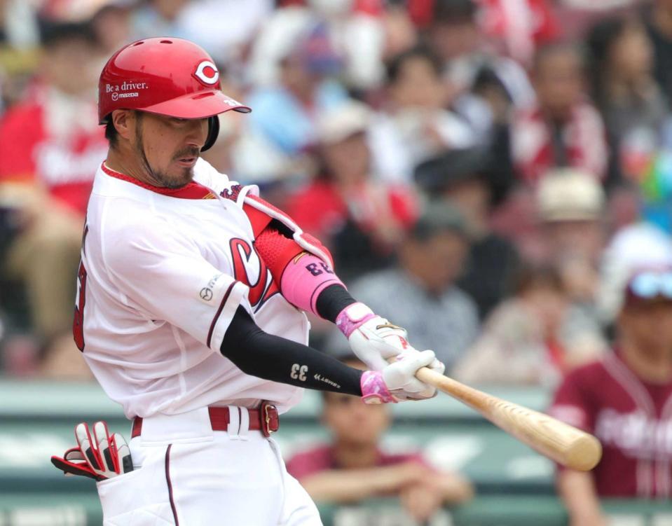 　５回、２号２ランを放つ菊池