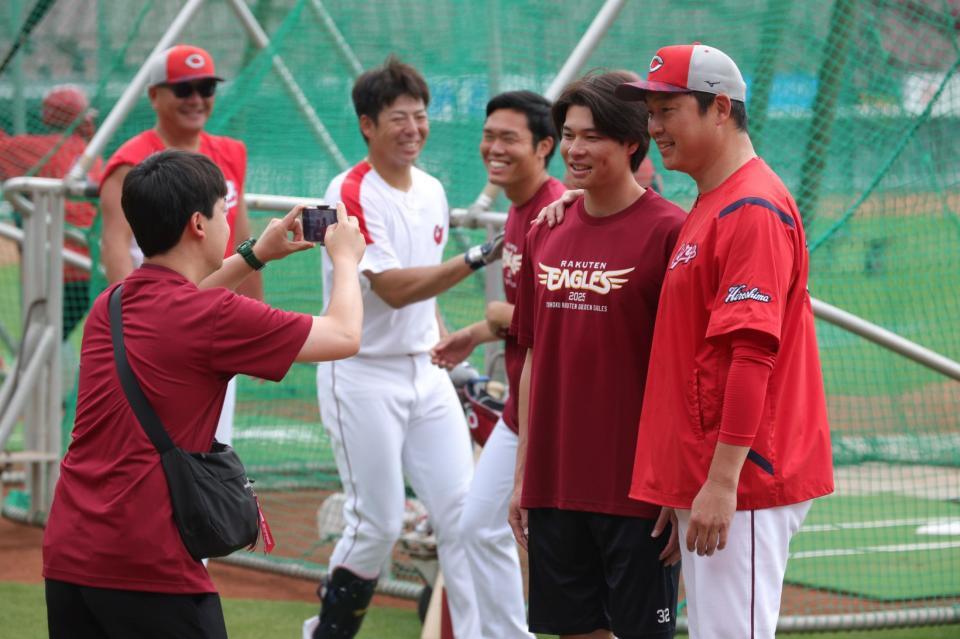 　試合前、中島（左）と写真に納まる新井監督（撮影・坂部計介）