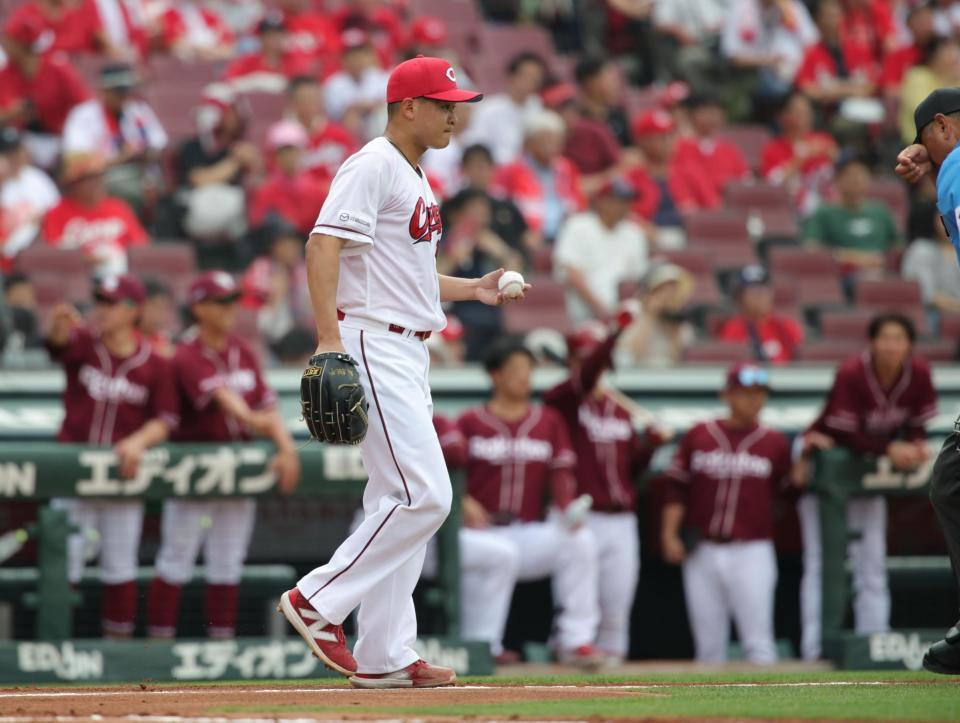 　２回、黒川の適時打を浴び、ガックリの森（撮影・坂部計介）