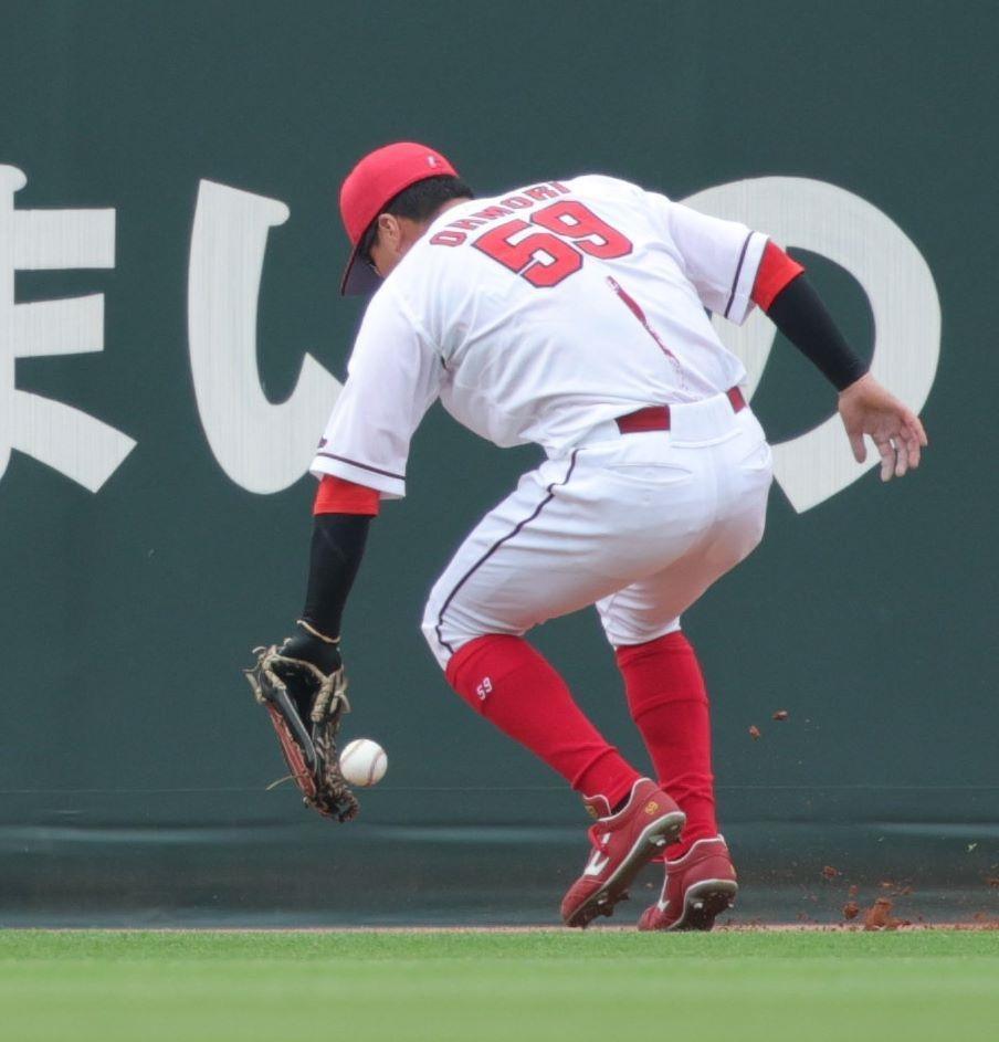 　２回、黒川の打球の処理にもたつく中堅・大盛（撮影・坂部計介）