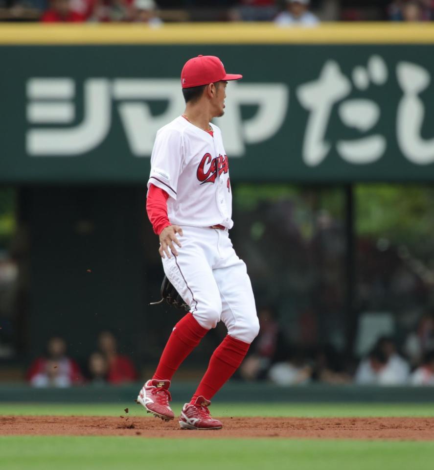 　２回、ゴンザレスの打球を後逸する矢野（撮影・坂部計介）