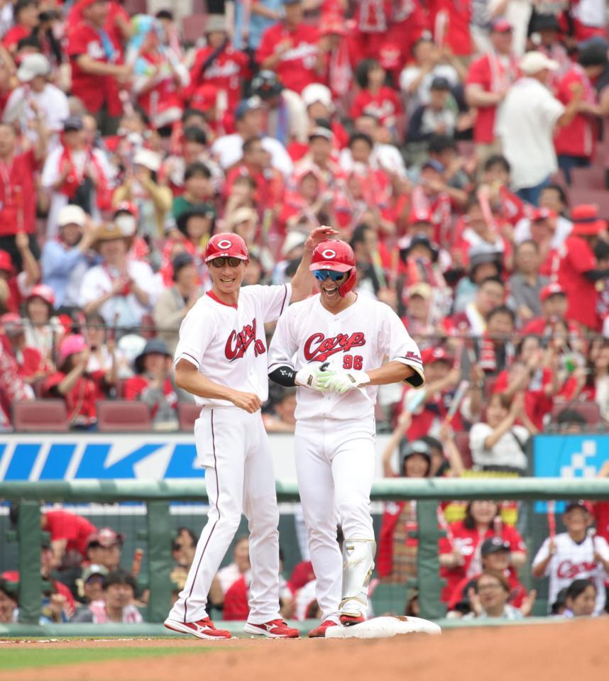 　４回、代打・中村奨は走者一掃となる二塁打を放ち、送球間に三塁へ。塁上で赤松コーチ（左）と大喜び（撮影・坂部計介）