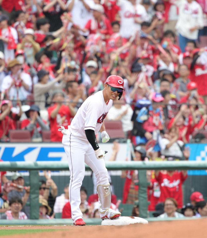 　４回、代打・中村奨は走者一掃となる二塁打を放ち、送球間に三塁へ。塁上でガッツポーズを見せる（撮影・坂部計介）