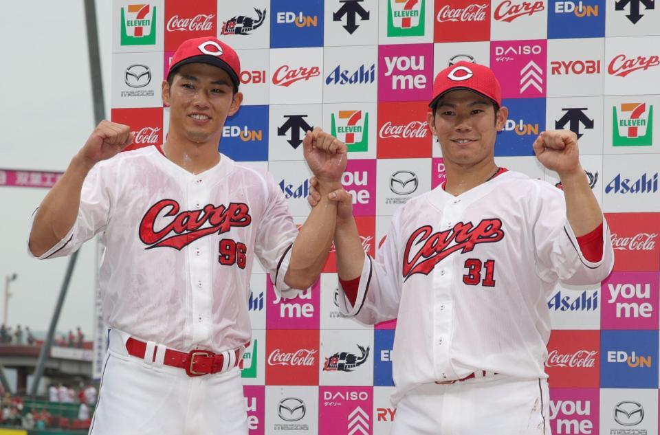 　びしょ濡れでポーズをとる坂倉（右）と中村奨（撮影・坂部計介）