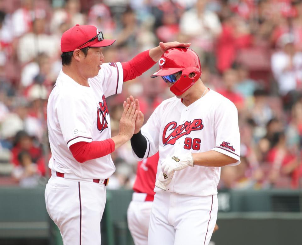 　４回、代打・中村奨が逆転となる適時二塁打を放ち、ベンチ前で新井監督から手荒い祝福を受ける（撮影・坂部計介）