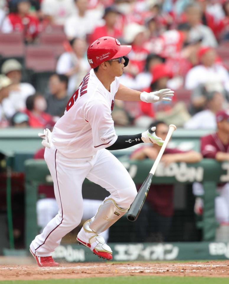 　４回、代打・中村奨は走者一掃となる二塁打を放つ