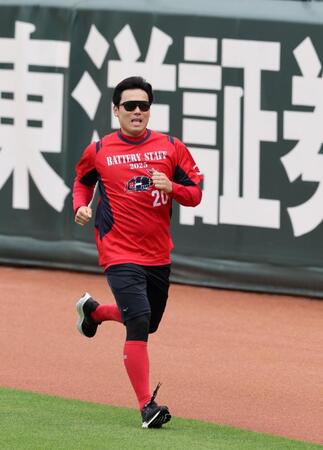 　外野のポール間をダッシュする栗林（撮影・市尻達拡）