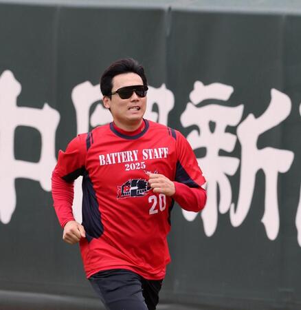 　外野のポール間をダッシュする栗林（撮影・市尻達拡）