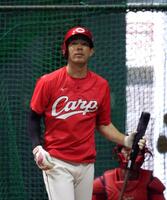 　打撃練習をする秋山（撮影・市尻達拡）