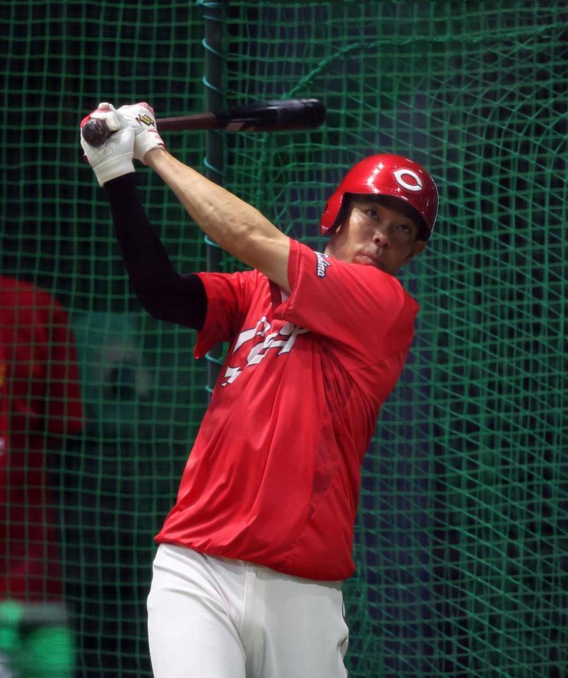 　打撃練習をする秋山（撮影・市尻達拡）