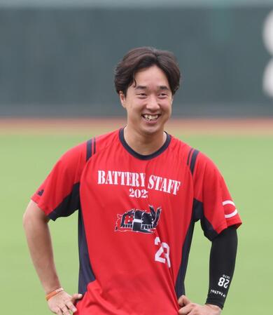 　練習で、笑顔を見せる佐藤柳（撮影・市尻達拡）