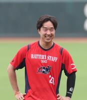 　練習で、笑顔を見せる佐藤柳（撮影・市尻達拡）