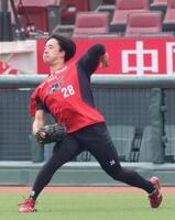 　キャッチボールをする佐藤柳（撮影・市尻達拡）