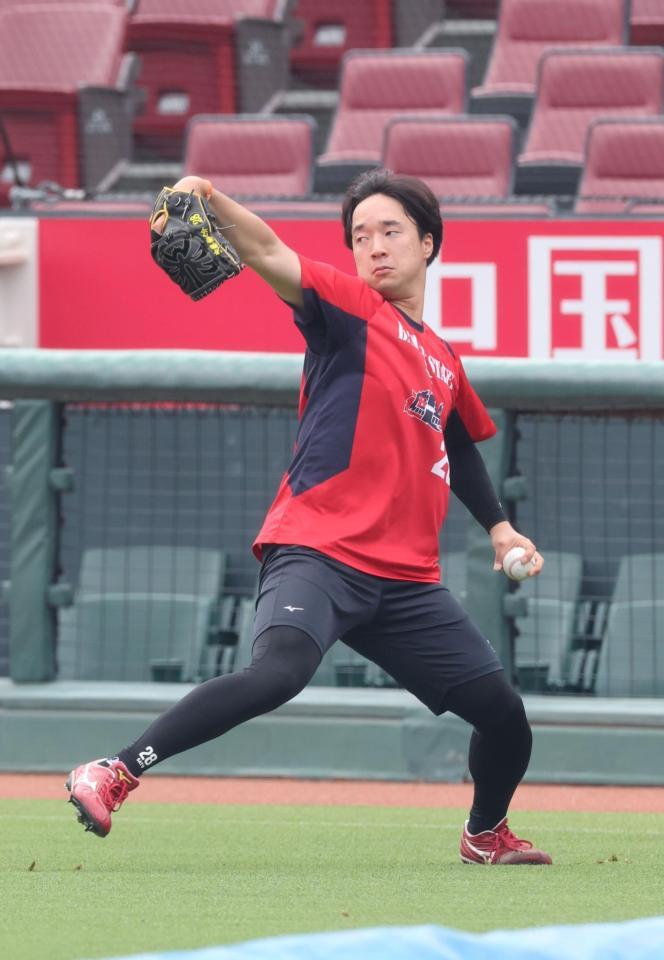 　キャッチボールをする佐藤柳（撮影・市尻達拡）