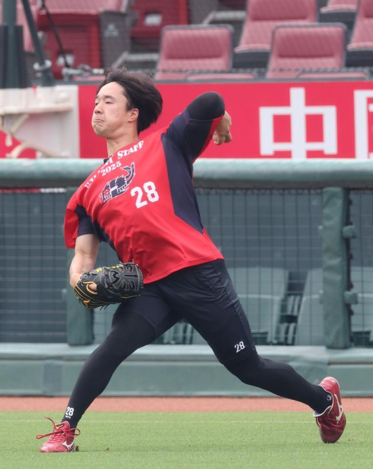 　キャッチボールをする佐藤柳（撮影・市尻達拡）