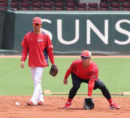 　ショートで、小園と一緒にノックを受ける矢野（撮影・市尻達拡）